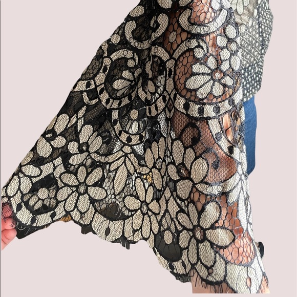 Venus black lace bell bottom sleeve top size 10 - Picture 2 of 9